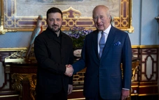 Ông Zelensky tặng Vua Charles chiếc iPad hiển thị tình hình chiến trường và không phận Ukraine