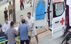 Hai bác sĩ cứu người đàn ông đột quỵ ở sân bóng chuyền