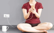 Tê tay khi dùng điện thoại đang sạc: Hiện tượng bình thường hay nguy hiểm?