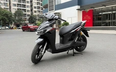 Cận cảnh xe máy điện đổi pin VinFast Viper ngoài đời thực: Giá từ 40 triệu, chạy tới 156km/đổi 2 pin