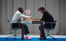 Vua cờ Carlsen bất ngờ bại trận trước ngôi sao bóng đá trong 1 ván cờ vua