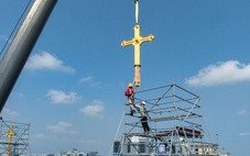 Khoảnh khắc hai thánh giá mạ vàng trở lại đỉnh nhà thờ Đức Bà Sài Gòn