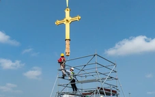 Khoảnh khắc hai thánh giá mạ vàng trở lại đỉnh nhà thờ Đức Bà Sài Gòn