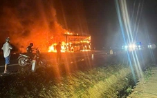 Nổ lốp, xe khách giường nằm cháy dữ dội giữa đường tránh Đông Đắk Lắk