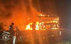 Nổ lốp, xe khách giường nằm cháy dữ dội giữa đường tránh Đông Đắk Lắk