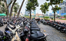 Nhân viên giữ xe nhận tiền xong loay hoay không thối tiền cho khách, do quên hay cố tình?