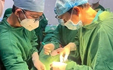 Nam thanh niên bị mảnh kim loại bắn vào tinh hoàn khi mài cơ khí