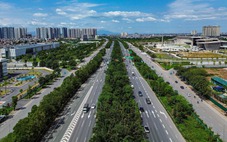 Rào chắn một đoạn của đại lộ Thăng Long, cho phép xe đi vào làn khẩn cấp