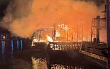 Đội tàu đánh cá quy mô lớn của Thái Lan bị lửa thiêu rụi