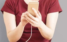 Tê tay khi dùng điện thoại đang sạc: Hiện tượng bình thường hay nguy hiểm?