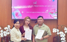 Xã Bình Lợi trao giấy chứng nhận kết hôn cho cặp đôi Việt - Mỹ nhân Ngày Quốc tế Hạnh phúc