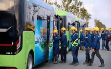 Công nhân VinCons đi làm bằng xe buýt điện tại công trường Cần Giờ