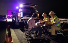 Đêm trắng của cảnh sát trên cao tốc 460 km: Ngăn tài xế dừng sai, ngủ trên làn khẩn cấp