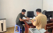 Tài xế ô tô mở cửa bất cẩn gây tai nạn, bị phạt 5 triệu sau clip lan truyền mạng