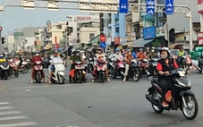 Chờ đèn đỏ 30 giây mà cứ nhích lên, bóp kèn inh ỏi, sao khó kiên nhẫn vậy?