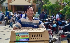 Người dân vùng lũ Phú Yên vui khi nhận gà giống, được hướng dẫn cách chăm sóc