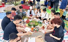 Du khách đổ xô đi ăn cá trích nướng sau clip hot rần rần trên mạng