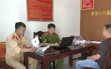 Phạt người đỗ ô tô chiếm đường, nhờ đánh xe đi nhưng ngồi bấm điện thoại