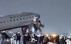 Va chạm máy bay trên đường băng, sân bay ở New York tạm dừng khẩn cấp