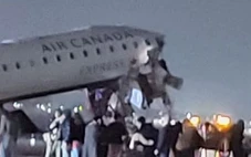 Va chạm máy bay trên đường băng, sân bay ở New York tạm dừng khẩn cấp