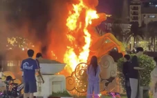 Linh vật ngựa bên bờ sông Hương bị cháy