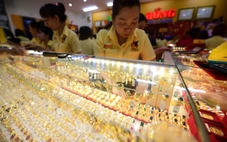 Giá vàng thế giới giảm mạnh nhưng SJC vẫn cao hơn 30 triệu đồng/lượng