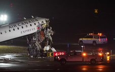 Máy bay chở khách va chạm xe cứu hỏa ở sân bay New York, 2 người chết, nhiều người bị thương
