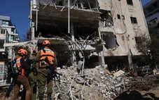 Iran phóng 7 đợt tên lửa vào Israel trong vòng 10 giờ, xuất hiện hình ảnh Tel Aviv bị tàn phá