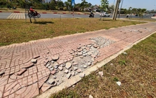 Vỉa hè đại lộ mới sử dụng hơn 2 năm đã nứt toác, xuống cấp