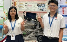 Học sinh thiết kế xe lăn có thể leo cầu thang