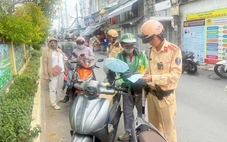 Cảnh sát giao thông Hàng Xanh 'phạt nguội' nhiều trường hợp cố vượt qua đường sắt khi rào chắn đã hạ