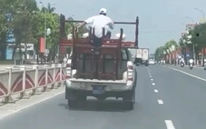 Tài xế lái xe biển xanh chở bàn ghế cồng kềnh và người ngồi phía sau thùng ở Huế xe bị xử phạt