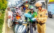 Cảnh sát giao thông Hàng Xanh 'phạt nguội' nhiều trường hợp cố vượt qua đường sắt khi rào chắn đã hạ