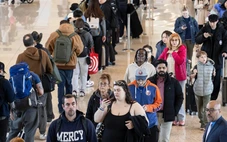 Tại nhiều sân bay Mỹ khách xếp hàng đến 6 tiếng, lực lượng ICE xuất hiện khắp nơi