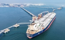 Giá dầu giảm mạnh, cú sốc nguồn cung vẫn còn đó