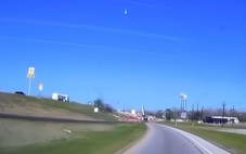 Thiên thạch lại phát nổ trên bầu trời Mỹ, mảnh vỡ xuyên thủng mái nhà