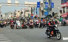 Đèn đỏ chưa kịp chuyển xanh mà cứ bấm còi inh ỏi như tra tấn, đi nhanh vài giây để làm gì?