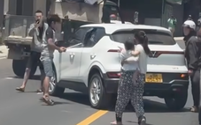 Ép taxi chở vợ dừng giữa đường, dùng gậy sắt đập xe
