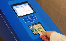 Vietcombank ra mắt thẻ 'chạm là đi' trên metro Hà Nội