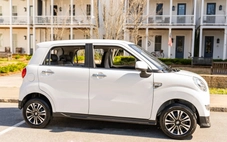 Xe điện mini chở 4 người, đi 137 km/sạc, tốc độ ngang xe máy học sinh nhưng giá bán là vấn đề