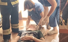 Giải cứu nam thanh niên mắc kẹt trong thang tời chở hàng ở Hà Nội