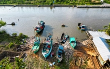 Ghe tàu lớn ở Cà Mau muốn ra biển phải tốn 1 đến 2 triệu đồng do cửa biển bị cạn