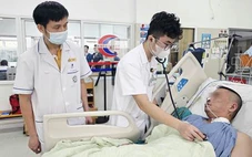 Thấy đau ngực nhẹ người đàn ông tự đi vào viện, rồi đột ngột ngừng tim