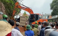 Xe đầu kéo lấn làn mất lái, lật đè bẹp ô tô con và xe máy, hai người tử vong