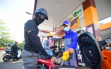 Chính phủ quyết định giảm một loạt thuế với xăng dầu, giá xăng giảm kỷ lục giữa đêm