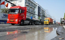 Đường Bến Nghé xuất hiện nhiều 'ổ voi', hàng trăm xe container chật vật vào cảng Tân Thuận