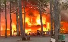 Cháy khu kinh tế đêm ở Măng Đen, nhiều gian hàng bị thiêu rụi