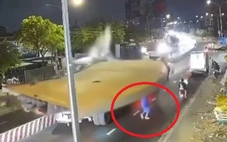 Nam công nhân thoát chết trong gang tấc khi tấm thép rơi xuống đường sau vụ tai nạn ở cầu Kênh Tẻ