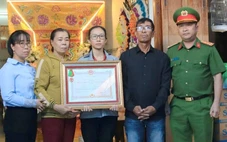 Truy tặng Huân chương Bảo vệ Tổ quốc hạng Ba cho thiếu tá công an hy sinh trong khi chống 'cát tặc'