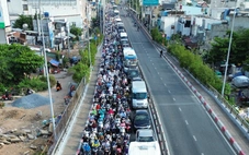Dòng xe ken đặc trên cầu Kênh Tẻ sau tai nạn giữa xe đầu kéo và xe rác khiến tài xế tử vong